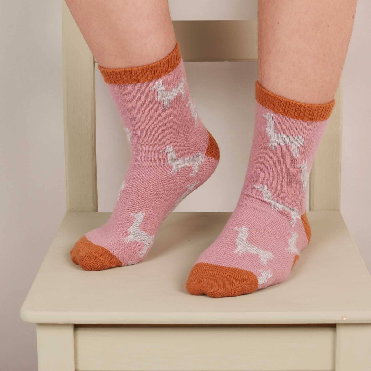 Women&#39;s Lambswool Ankle Socks: Leopard - pink/soft brown