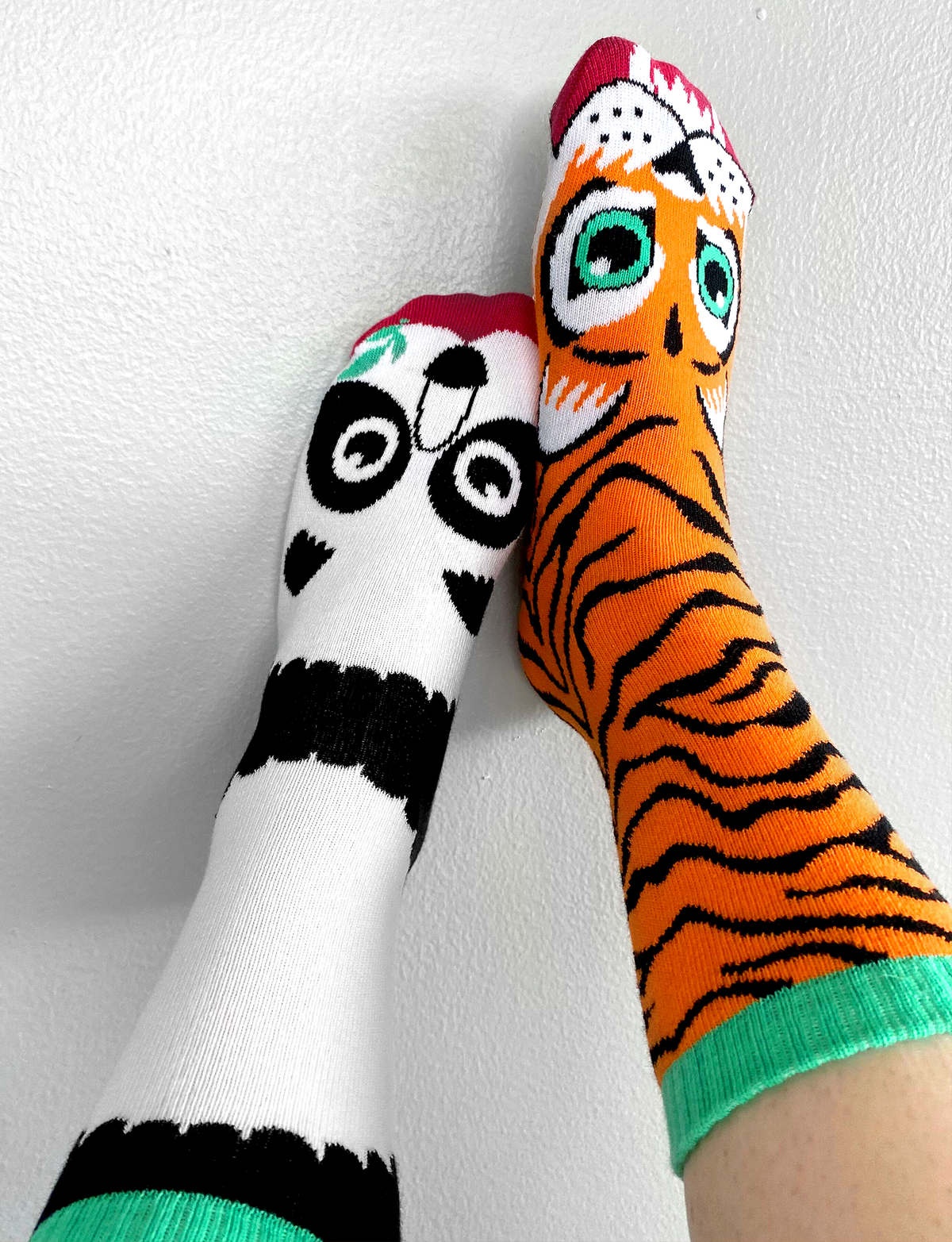 Pals/Tiger & Panda Fun Mismatched Socks for Adults