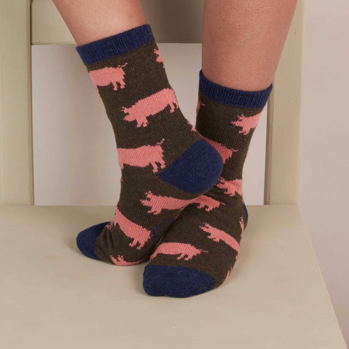 Women&#39;s Lambswool Ankle Socks: Leopard - pink/soft brown