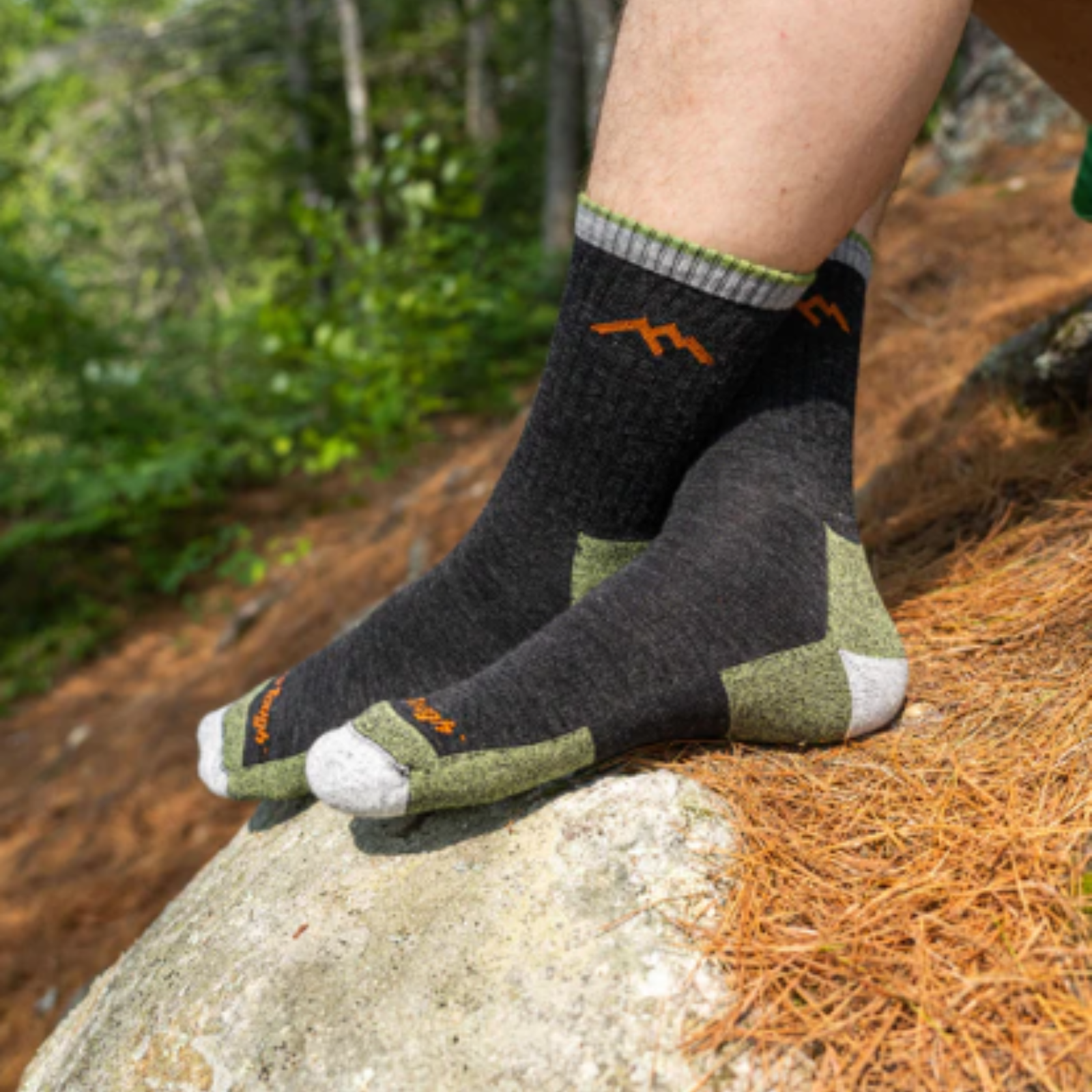 Darn Tough (Style 1466) Men's Hiker Micro Crew Midweight with Cushion Sock  (Black, Large) : : Clothing, Shoes & Accessories